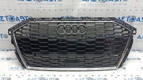 Грати радіатора grill Audi A3 22-26 темний хром, подряпини на хромі, тріщина на кріпленні номера