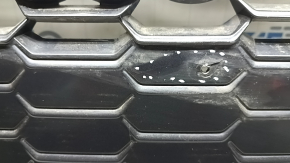 Грати радіатора grill Audi A3 22-26 темний хром, подряпини на хромі, тріщина на кріпленні номера