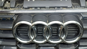 Грати радіатора grill Audi A3 22-26 темний хром, подряпини на хромі, тріщина на кріпленні номера