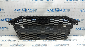 Грати радіатора grill Audi A3 22-26 темний хром, подряпини на хромі, тріщина на кріпленні номера