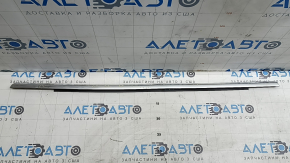 Ущільнювач скла з молдингом задній правий Audi A3 22-26 хром молдинг, подряпини, тичка, викривлений ущільнювач, викривлений, в клею