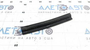 Уплотнитель капота левый VW Jetta 19-26 на капоте