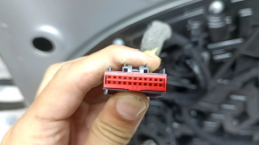 Двері в зборі передня права Volvo XC60 18-26 Keyless, срібло 711, подряпини на молдингу і накладці, подряпини, тичка на ручці