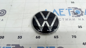Эмблема задняя VW Jetta 25-26 сломана направляющая