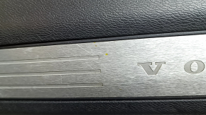 Накладка порога передняя левая Volvo XC60 18-26 черная с хром вставкой, царапины, царапины на хроме