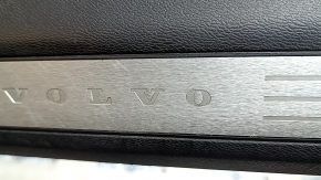 Накладка порога передняя левая Volvo XC60 18-26 черная с хром вставкой, царапины, царапины на хроме