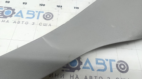 Накладка задньої стійки ліва задня Toyota Highlander 20-26 сіра, подряпина, побілів пластик