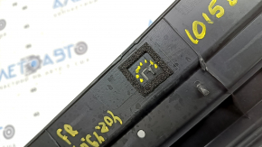 Накладка дверей нижня передня права Toyota Highlander 20-26 внутрішня, зламані кріплення