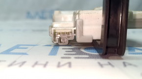 Крупный план разъёма замка лючка бензобака, все контакты в рабочем состоянии, оригинальная деталь для Toyota Highlander.