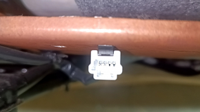 Водійське сидіння Nissan Kicks 18-25 BOSE, airbag, механічне, з підігрівом, шкіра сіра з чорним, сіра та червона строчка, подряпини, тріщини на шкірі, потерто, прим'ято, під чищення