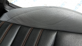 Водійське сидіння Nissan Kicks 18-25 BOSE, airbag, механічне, з підігрівом, шкіра сіра з чорним, сіра та червона строчка, подряпини, тріщини на шкірі, потерто, прим'ято, під чищення