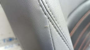 Водійське сидіння Nissan Kicks 18-25 BOSE, airbag, механічне, з підігрівом, шкіра сіра з чорним, сіра та червона строчка, подряпини, тріщини на шкірі, потерто, прим'ято, під чищення