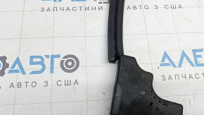 Ущільнювач грат двірників центральний Kia Sorento 16-20 відірвана частина