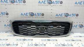 Грати радіатора grill Kia Sorento 19-20 з емблемою, чорна з хром обрамленням. стусани, подряпини, пожовтів хром, відламані кріплення