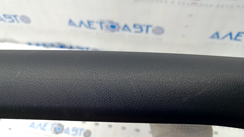 Накладка центральной стойки нижняя левая Chrysler Pacifica 17-26 черная, царапины, потерта