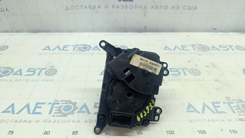 Боковой ракурс переключателя КПП Ford Fusion, видно состояние