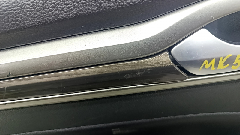 Подключение электрического разъема на обшивке двери Ford Fusion, состояние разъема хорошее.
