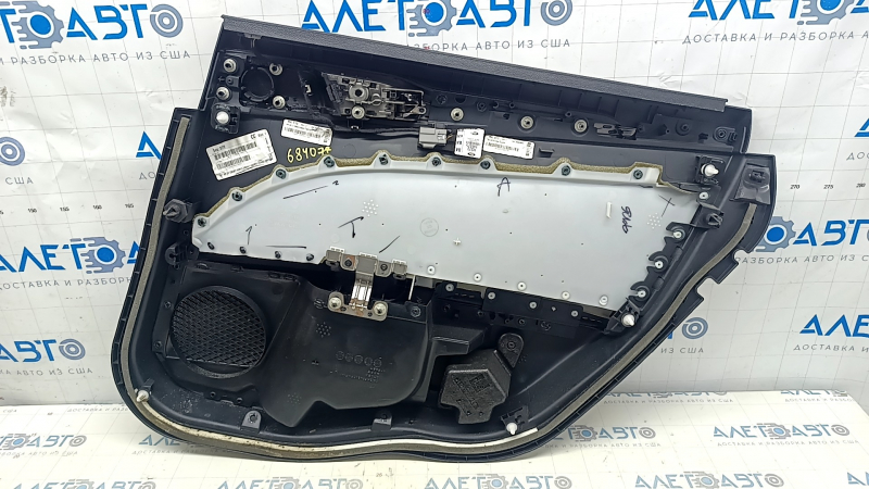Фрагмент обшивки двери Ford Fusion mk5 2013-2020, видны незначительные царапины на районе молдинга.