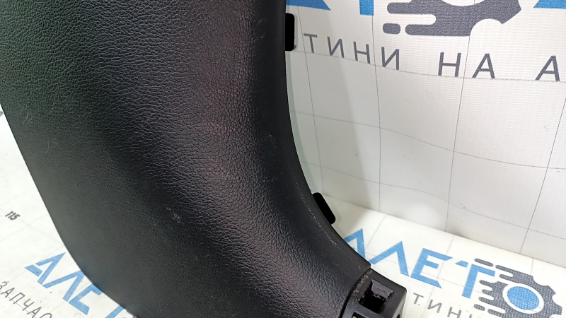 Накладка передней стойки нижняя правая Kia Forte 4d 14-16 дорест, черная, царапины