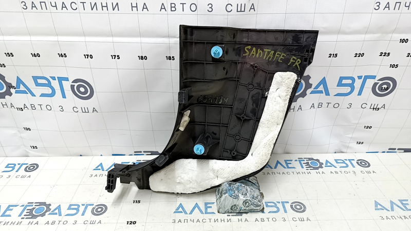 Накладка передней стойки нижняя правая Hyundai Santa FE Sport 13-18 черная, царапины, затерта