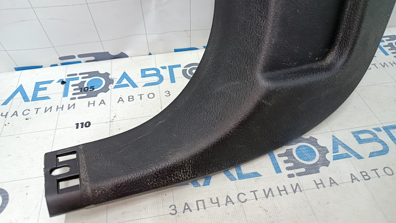 Накладка передней стойки нижняя левая Ford Focus mk3 11-18 черная, царапины