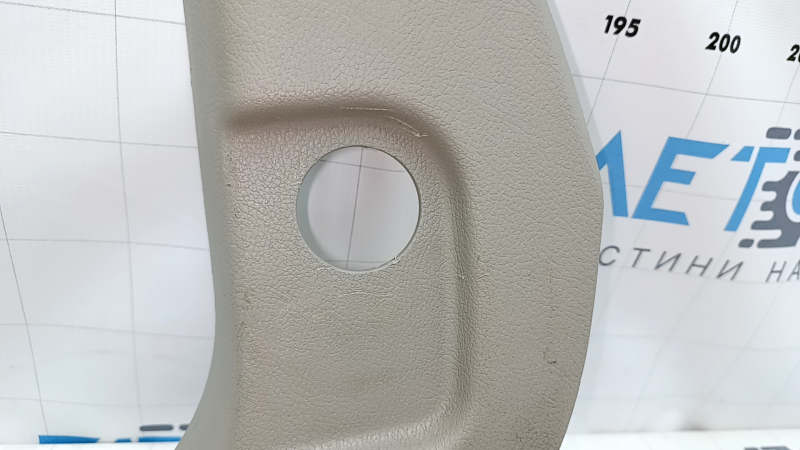 Накладка передней стойки нижняя левая Ford Focus mk3 11-18 серая, царапины, побелел пластик