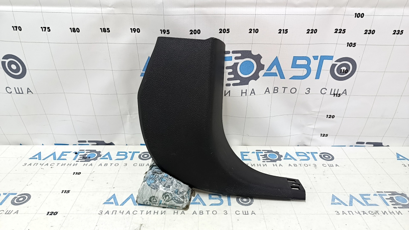Накладка передней стойки нижняя правая Ford Focus mk3 11-18 черная, царапины