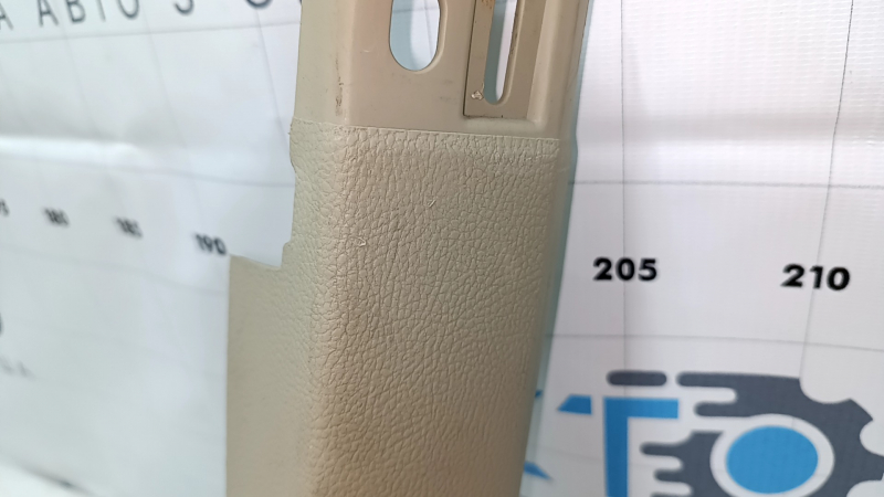 Накладка передней стойки нижняя правая Ford Fusion mk5 13-16 бежевая, под чистку, затерта, царапины
