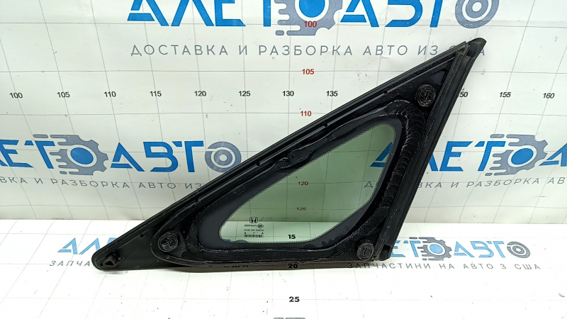 Крупный план задней левой форточки Honda Insight 2019-2022, хромированное покрытие с мелкими дефектами.