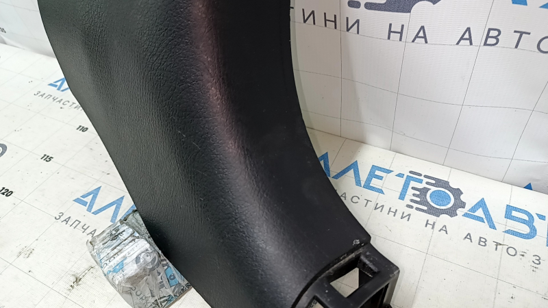 Накладка передней стойки нижняя правая Kia Sorento 10-15 черная, царапины