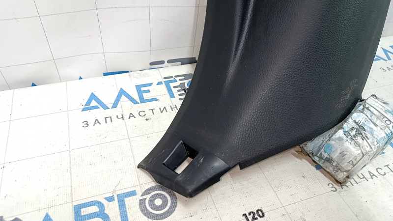 Накладка передней стойки нижняя левая Subaru Legacy 15-19 черная, потертости, царапины