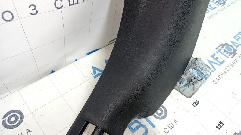 Накладка передней стойки нижняя левая Nissan Versa Note 13-19 черная, царапины