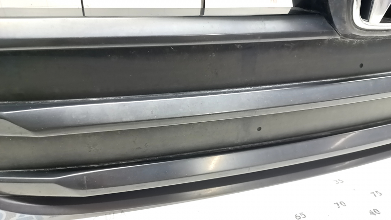 Решетка радиатора grill Honda Insight 19-22 в сборе с эмблемой, песок, трещина в креплении