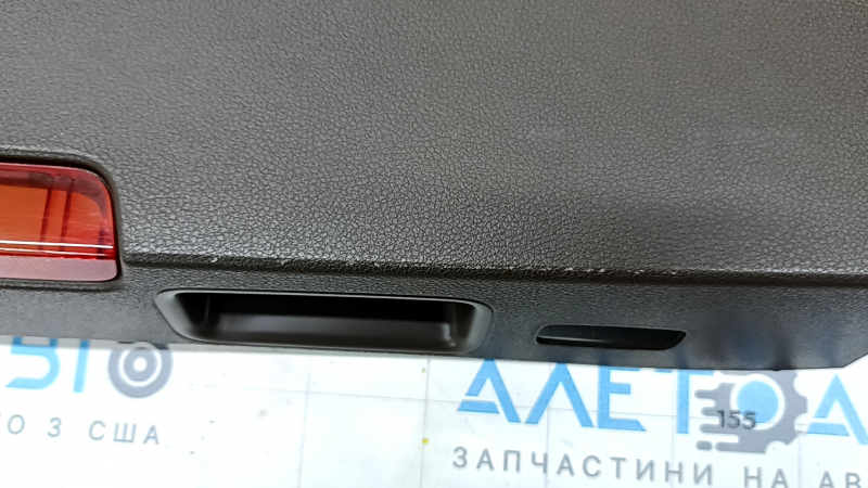 Близкий план на обшивку двери багажника Porsche Macan, присутствуют незначительные дефекты