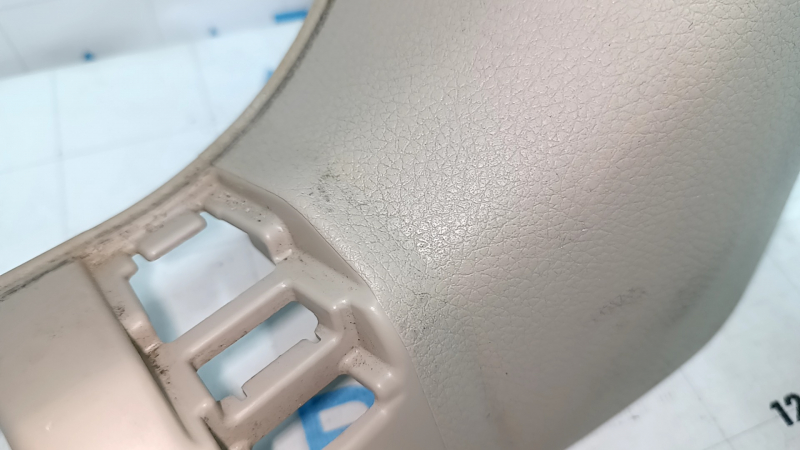 Накладка передней стойки нижняя левая Nissan Rogue 14-20 бежевая, потерта