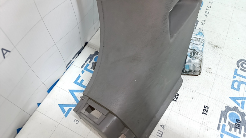 Накладка передней стойки нижняя левая Honda CRV 12-14 серая, царапины, побелел пластик