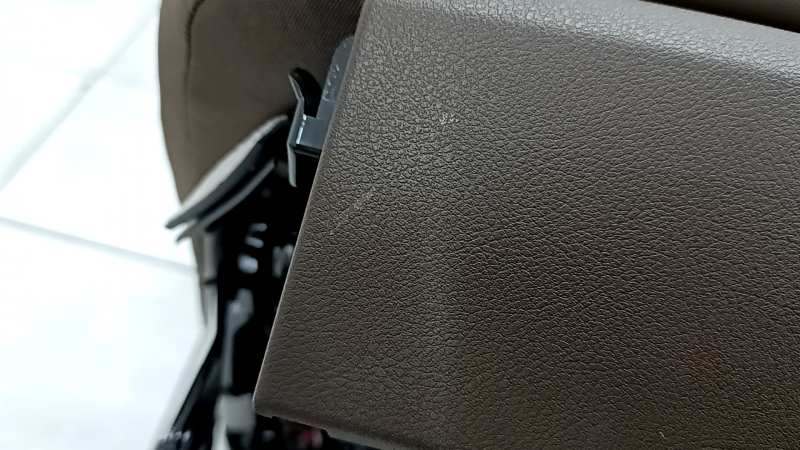 Водительское сидение Porsche Macan 17-18 с airbag, электрическое, подогрев, вентиляция, коричневая кожа, царапины