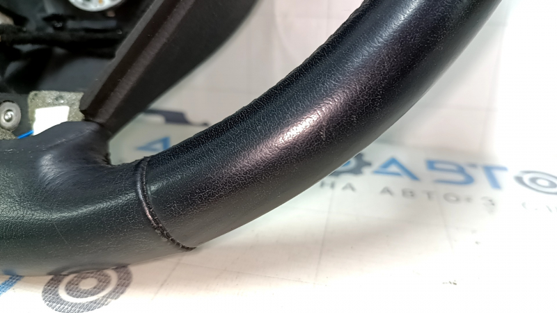 Крупный план дефекта на ободе черного кожи, руль от BMW X5 F15 2014-2018