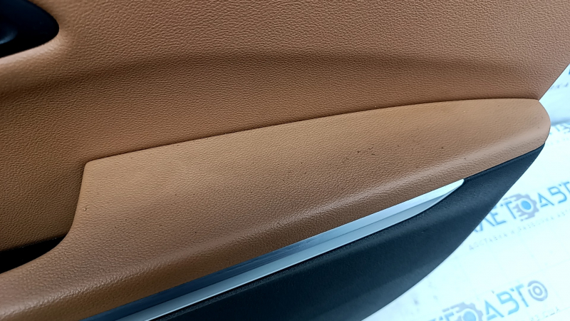 Крупный план кожаной обшивки двери передней правой для BMW 3 G20, есть царапины и небольшие повреждения.