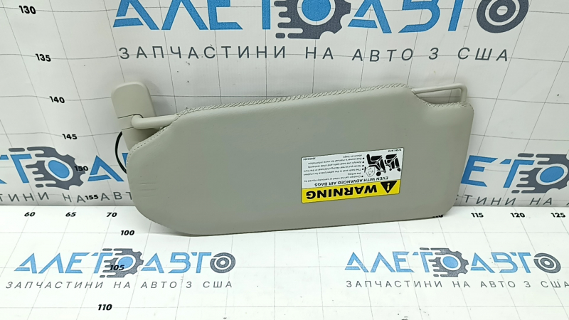 Элемент козырька в руке, вид правого солнцезащитного козырька для Volvo XC90.