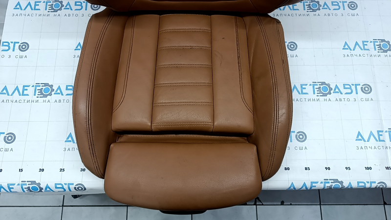 Обшивка сиденья BMW 3 G20 коричневая COGNAC, с вмятинами и потрескавшейся кожей.