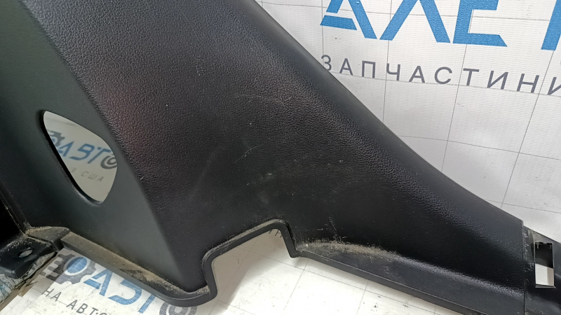 Накладка задней стойки нижняя левая Hyundai Elantra AD 17-20 черная, сломано крепление, царапины, побелел пластик