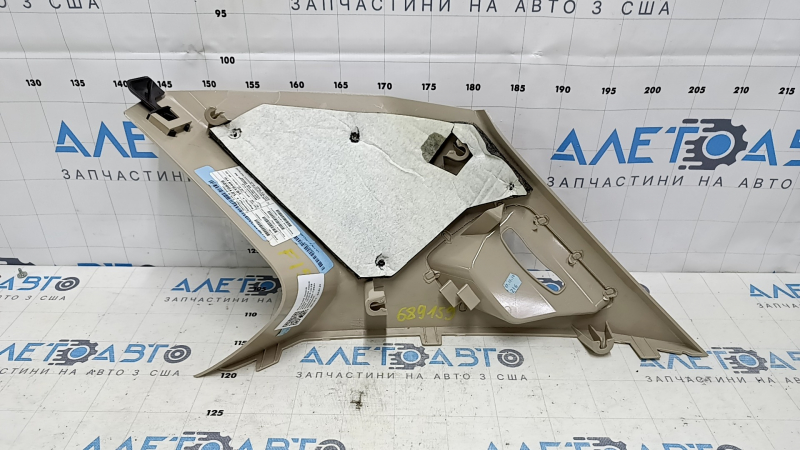 Накладка задней стойки левая для BMW X5 F15, царапины видны в районе крепления.