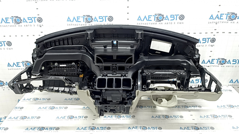 Торпедо передняя панель без AIRBAG Volvo XC90 17-25 тип 1 под проекцию, кожа черная с серым, серая строчка, вмятины