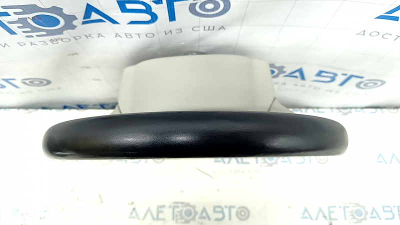 Боковой ракурс рулевого колеса, видны царапины на кожаном покрытии, совместимо с Volvo XC90 2016-2026