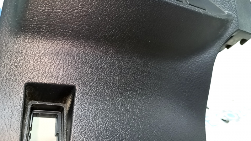 Вид сбоку накладки колена водителя Lexus CT200h, отметины на поверхности