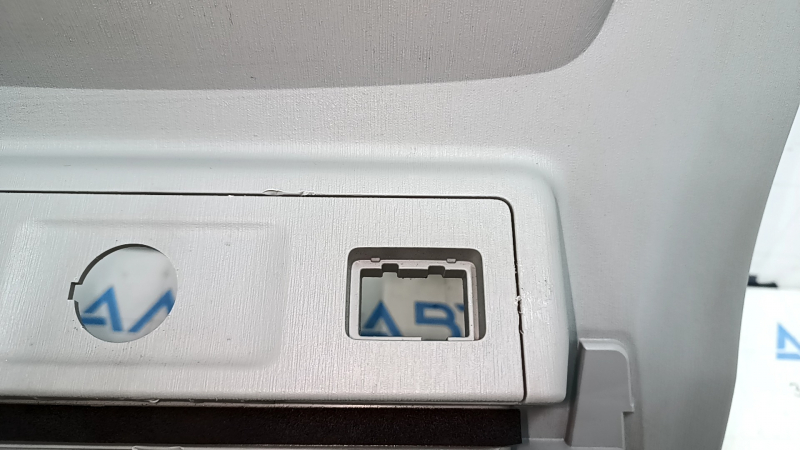 Задняя часть накладки передней панели автомобиля Toyota Prius V, наблюдаются царапины.