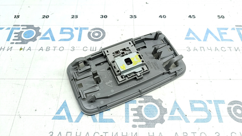 Плафон освещения задний Toyota Camry v55 15-17 usa серый, без люка, потерты надписи