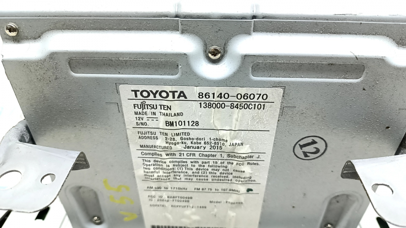 Общий план задней стороны мультимедиа с разъёмами для Toyota Camry 2015-2017.
