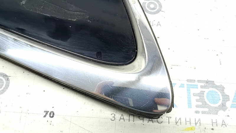 Треугольник заглушка заднего крыла правого Toyota Camry v55 15-17 usa царапины, надорван уплотнитель